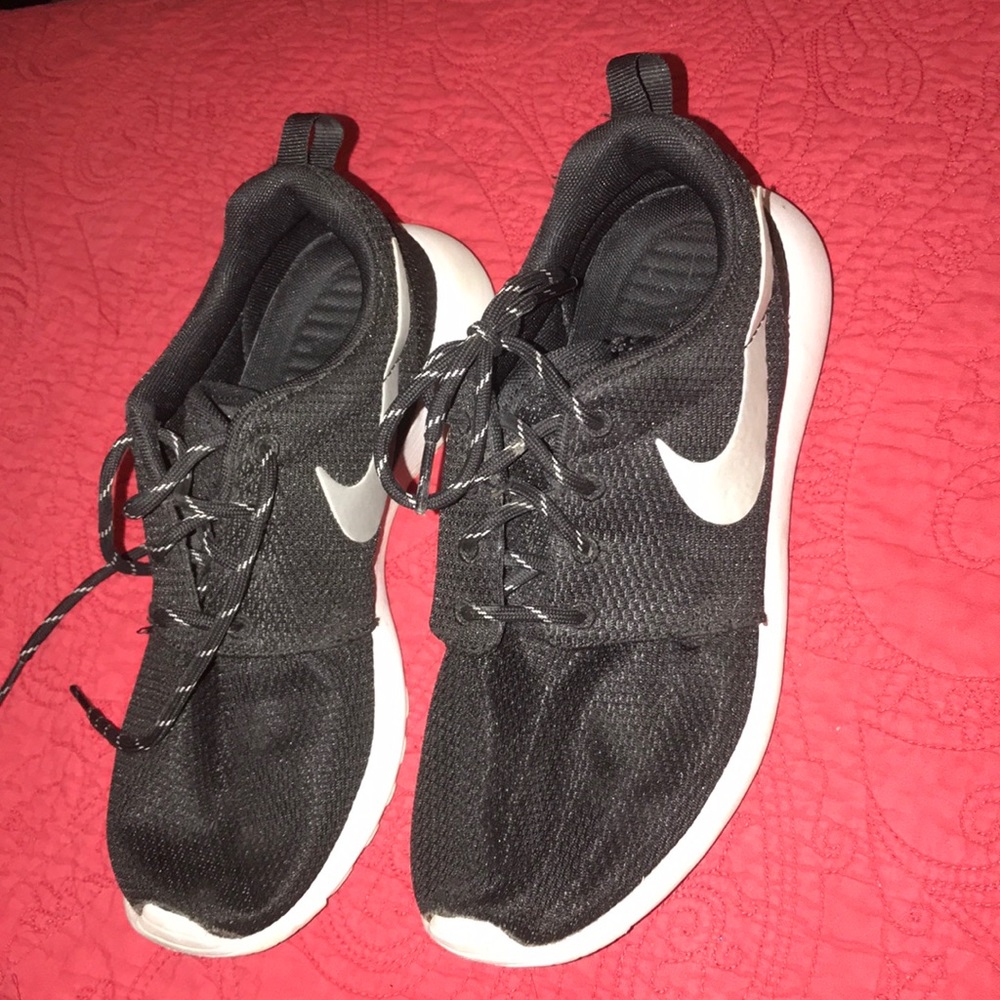 Black Nike Roshe